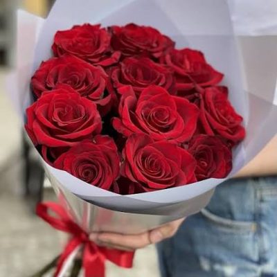 Букет из 11 очаровательных красных роз